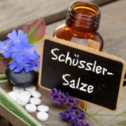 Schüsslersalze mit Tafel und Blüten